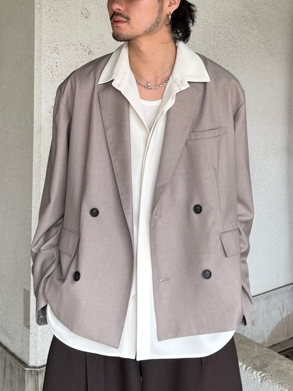 グレー系のスラックス、ホワイト系のシャツ/ブラウス、グレー系のテーラードジャケットを着用したメンズの春コーディネートの5枚目の写真