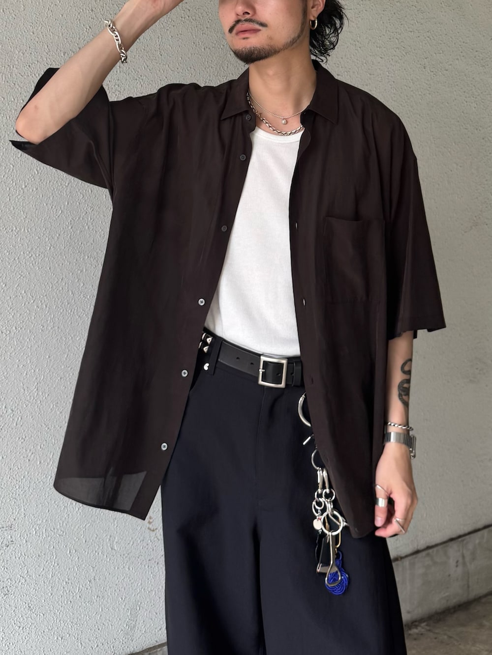 グレー系のシャツ/ブラウス、ブラック系のスラックスを着用したメンズの夏コーディネートの3枚目の写真