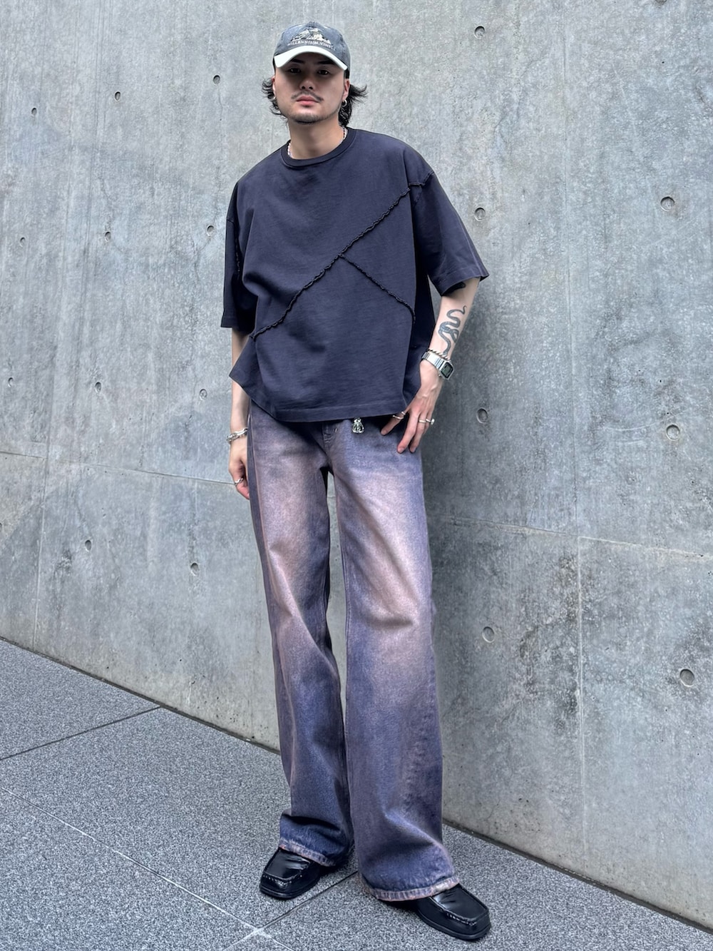 グレー系のTシャツ/カットソー、ブルー系のデニムパンツを着用したメンズの夏コーディネートの2枚目の写真