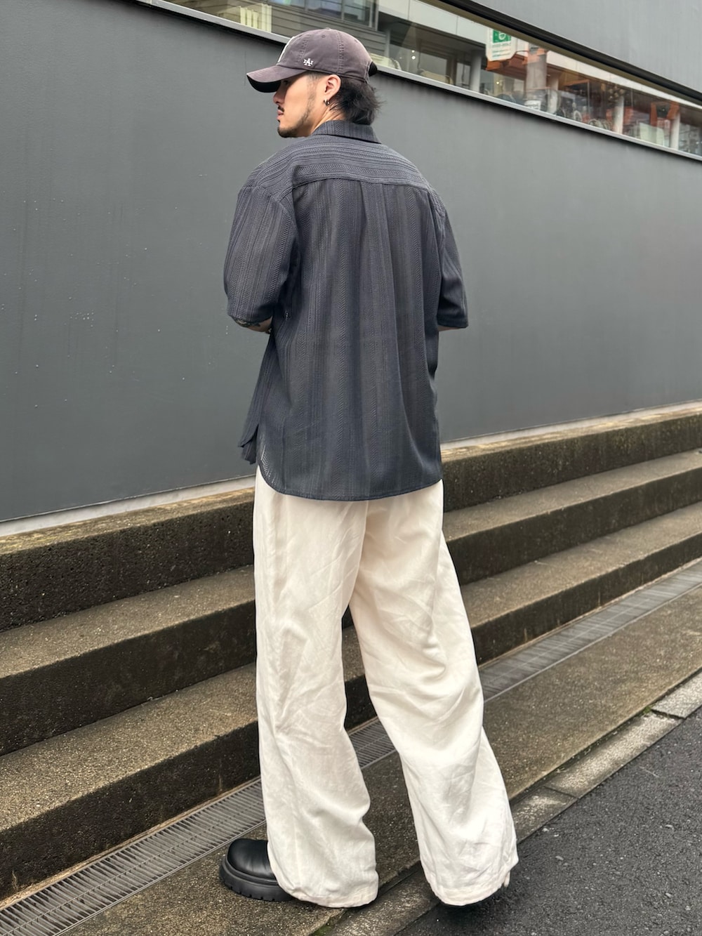 グレー系のシャツ/ブラウス、ホワイト系のその他パンツを着用したメンズの春コーディネートの3枚目の写真