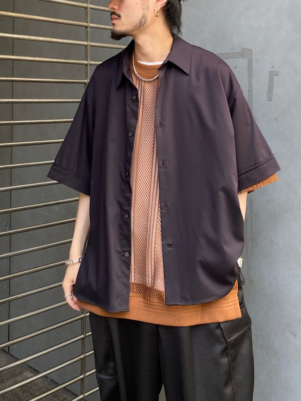 ブラック系のシャツ/ブラウス、ブラウン系のTシャツ/カットソーを着用したメンズの春コーディネートの3枚目の写真