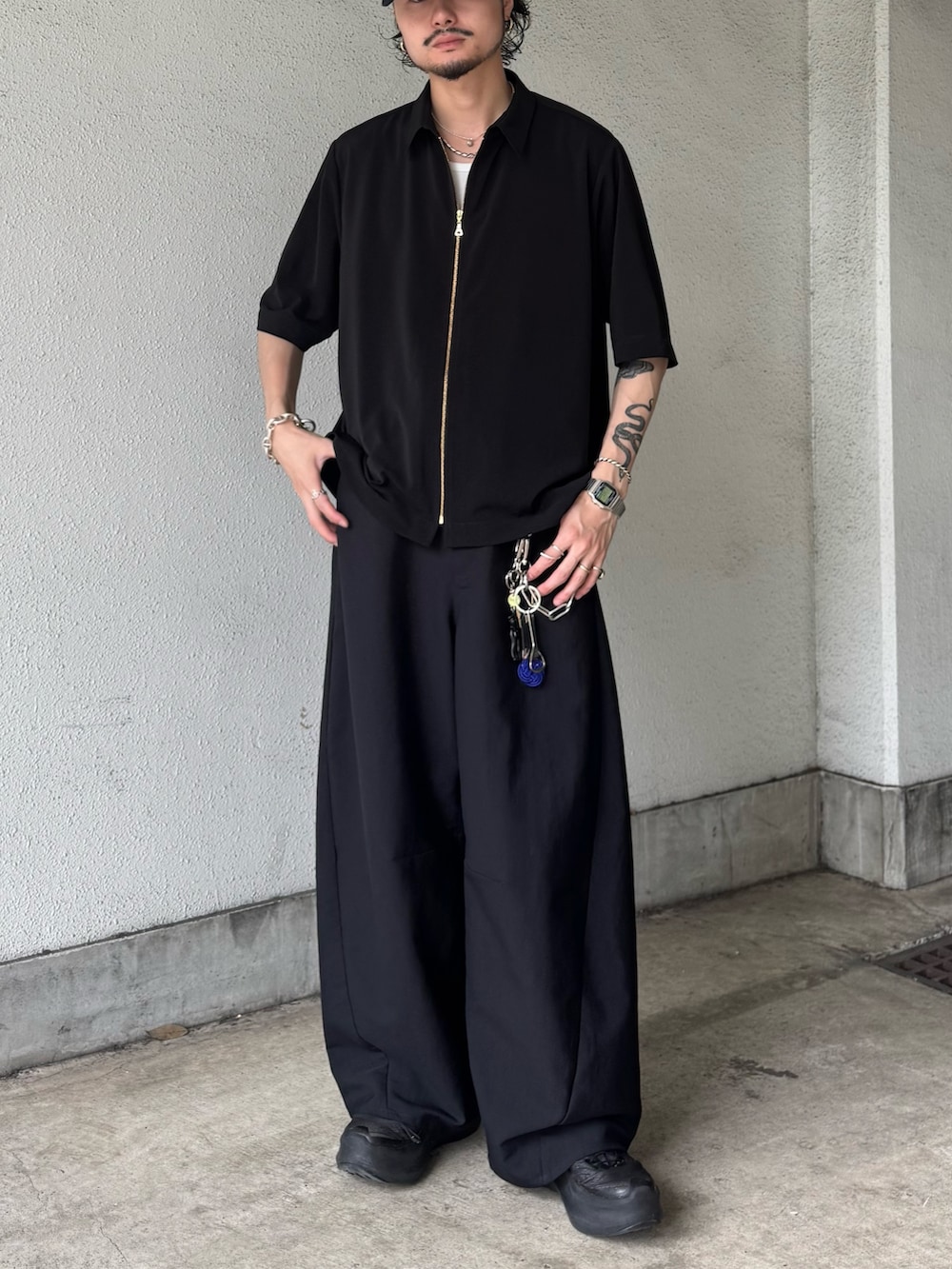 ブラック系のシャツ/ブラウス、ブラック系のスラックスを着用したメンズの夏コーディネートの2枚目の写真