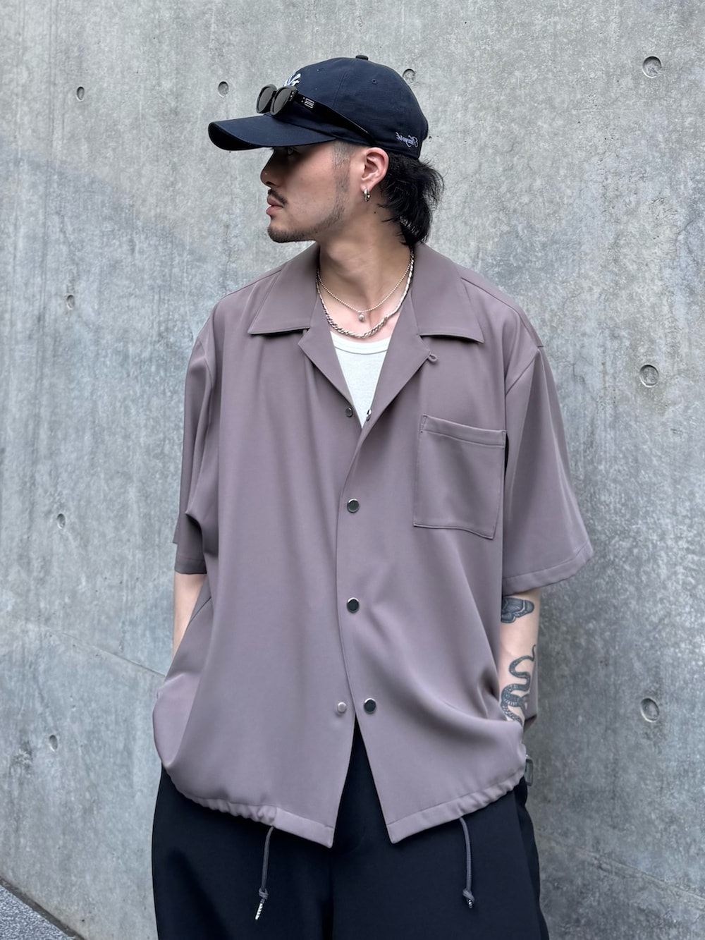 グレー系のシャツ/ブラウス、ブラック系のスラックス、ブラック系のその他シューズを着用したメンズの夏コーディネートの3枚目の写真
