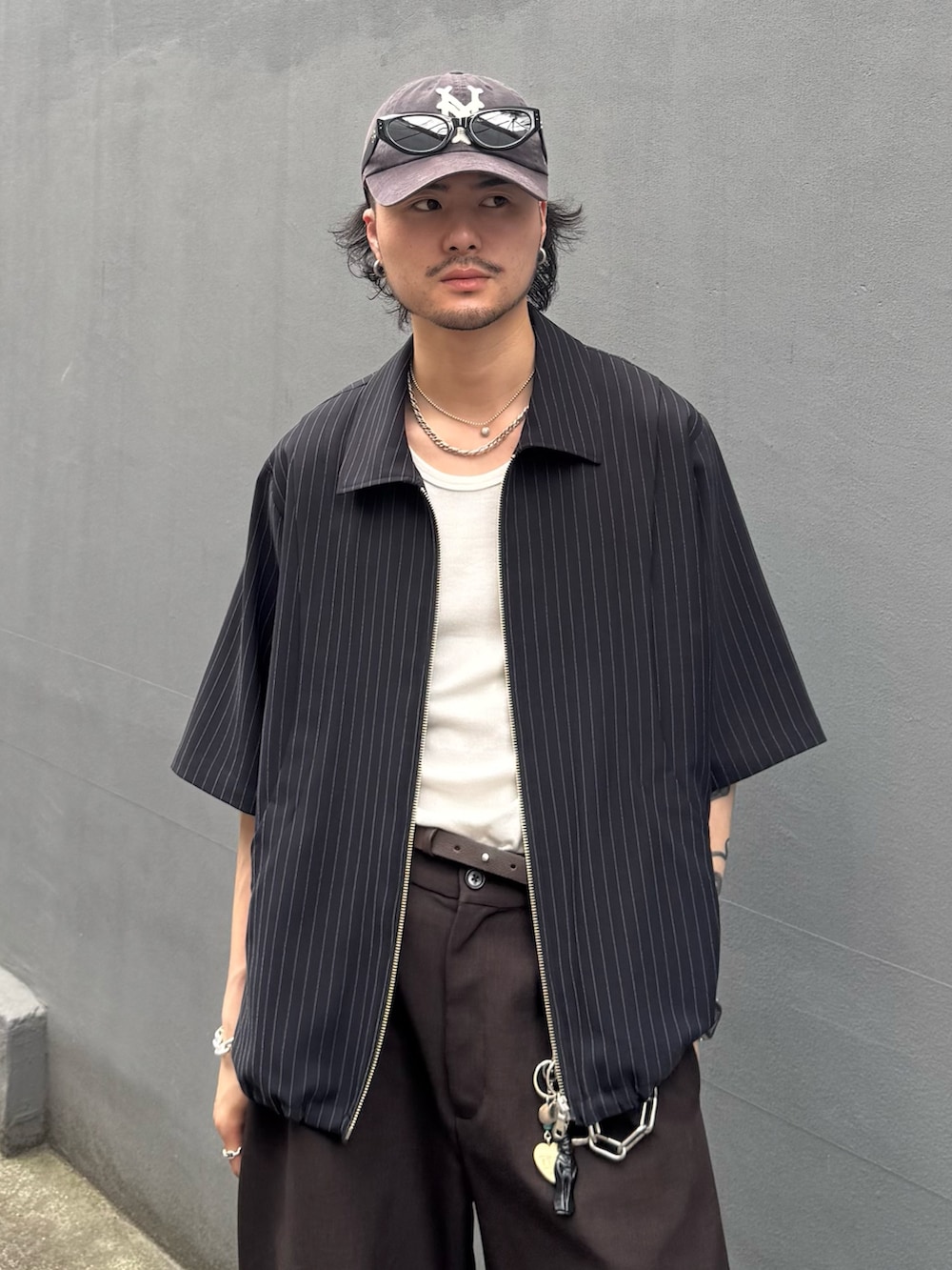 ブラック系のシャツ/ブラウス、グレー系のスラックスを着用したメンズの夏コーディネートの5枚目の写真