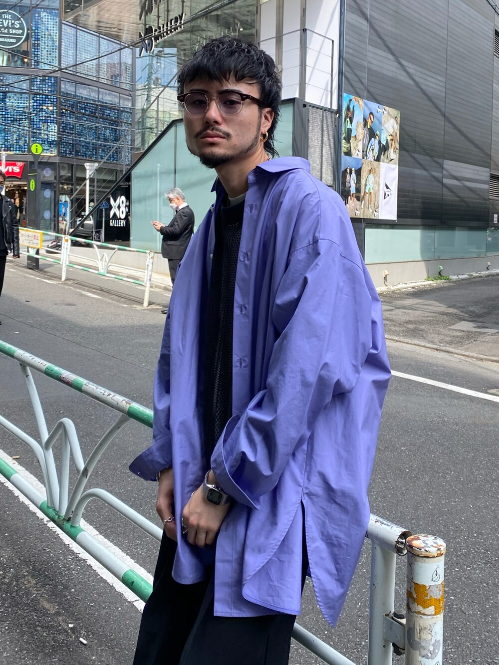 パープル系のシャツ/ブラウス、ブラック系のスラックス、ブラック系のTシャツ/カットソーを着用したメンズの春コーディネートの2枚目の写真