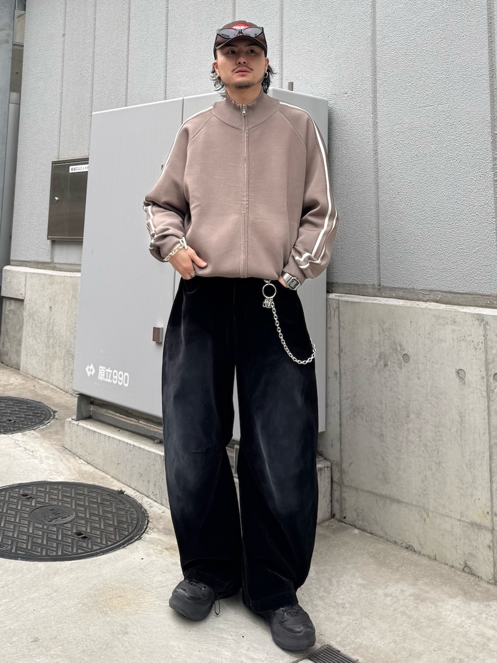 ブラウン系のブルゾン、ブラック系のデニムパンツ、シルバー系のウォレットチェーンを着用したメンズの春コーディネートの2枚目の写真