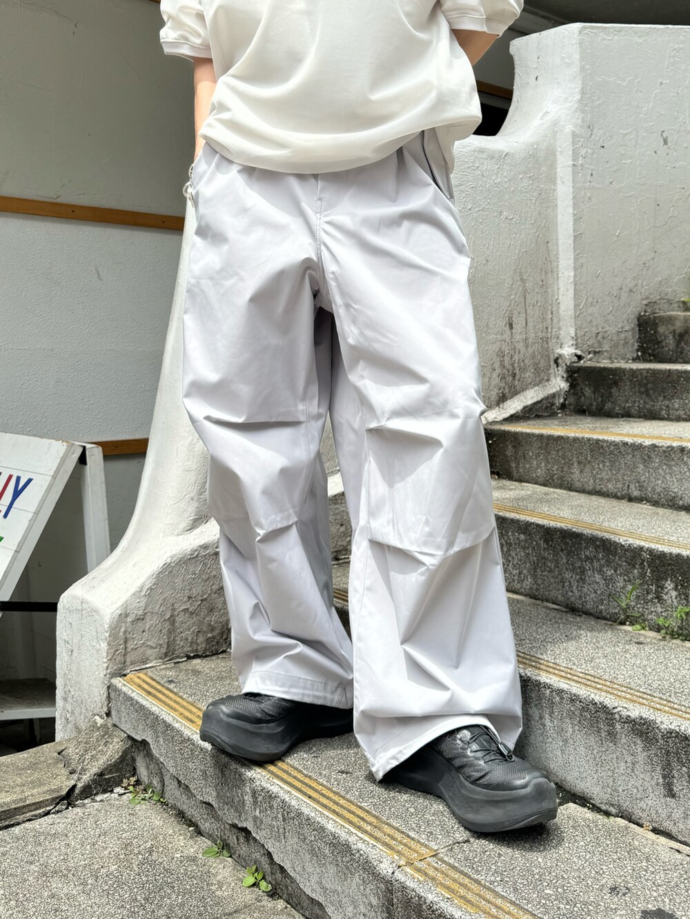 グレー系のTシャツ/カットソー、グレー系のその他パンツ、ブラック系のサングラスを着用したメンズの夏コーディネートの4枚目の写真