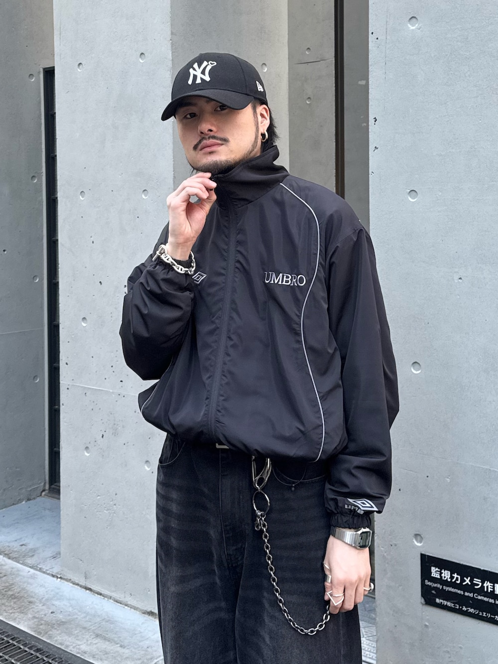 ブラック系のデニムパンツ、ブラック系のその他シューズ、ブラック系のブルゾンを着用したメンズの春コーディネートの3枚目の写真