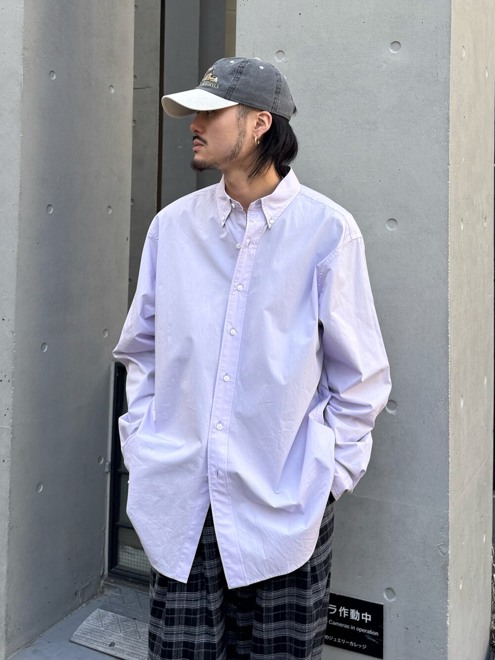 パープル系のシャツ/ブラウス、ブラック系のその他パンツを着用したメンズの春コーディネートの3枚目の写真