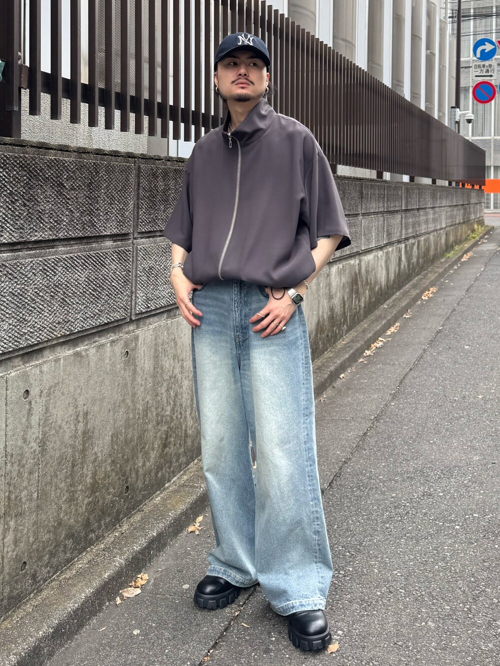 ブルー系のデニムパンツ、ホワイト系のタンクトップ、グレー系のシャツ/ブラウスを着用したメンズの春コーディネートの2枚目の写真