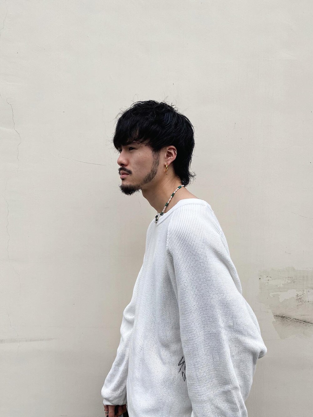 ホワイト系のTシャツ/カットソー、ブラック系のハンドバッグを着用したメンズの春コーディネートの5枚目の写真