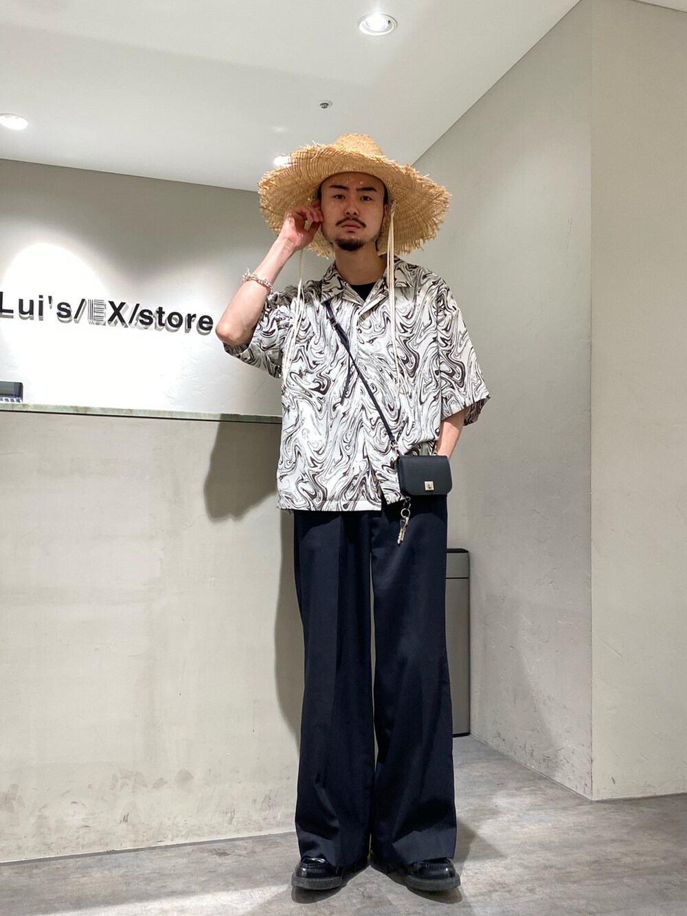 ホワイト系のシャツ/ブラウス、ブラック系のスラックス、ベージュ系のハットを着用したメンズの春コーディネートの2枚目の写真