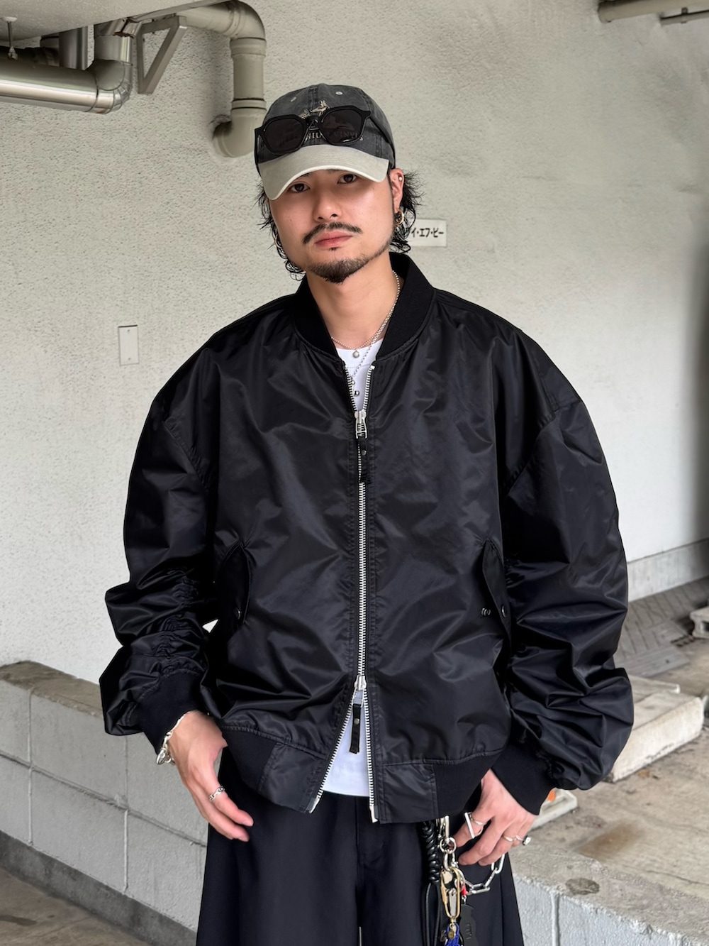 ブラック系のMA-1、ブラック系のスラックスを着用したメンズの秋コーディネートの5枚目の写真