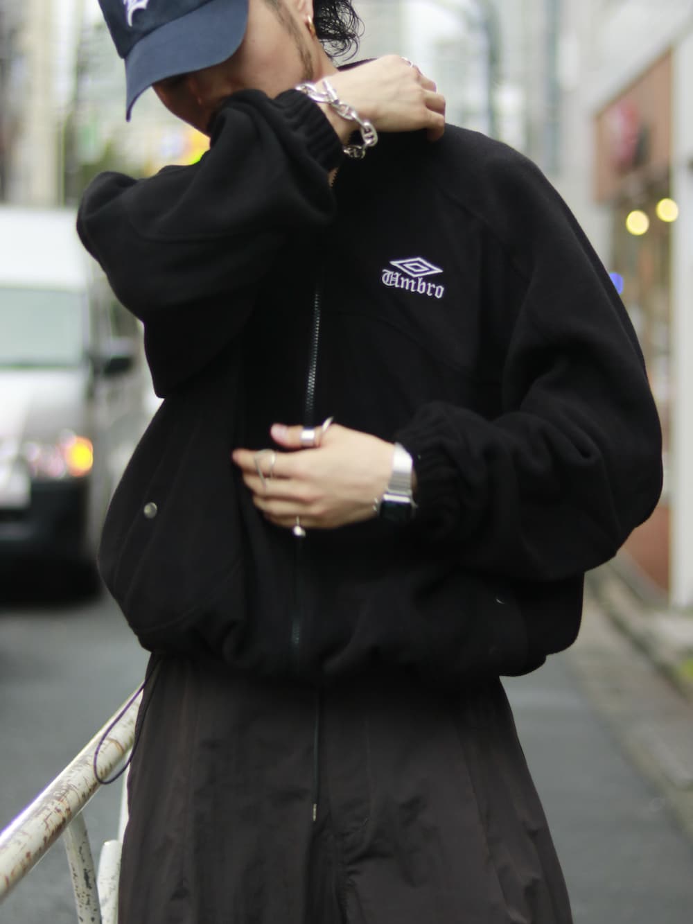 ブラック系のブルゾン、グレー系のその他パンツを着用したメンズの秋コーディネートの4枚目の写真