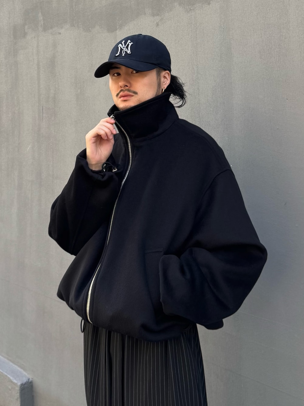 ブラウン系のニット/セーター、ブラック系のその他パンツ、ブラック系のローファーを着用したメンズの秋コーディネートの6枚目の写真