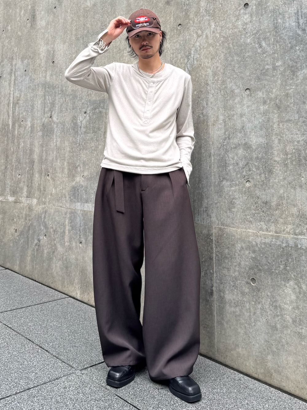 グレー系のTシャツ/カットソー、グレー系のスラックス、ブラック系のローファーを着用したメンズの秋コーディネートの2枚目の写真