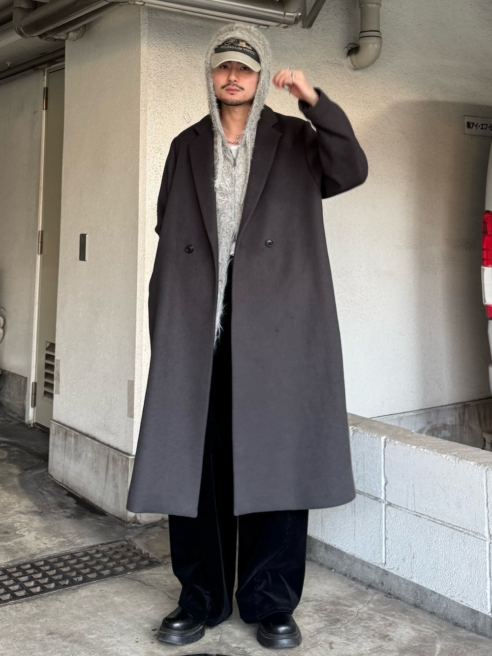 ブラック系のその他パンツ、ブラック系のブーツ、グレー系のニット/セーターを着用したメンズの秋コーディネートの2枚目の写真