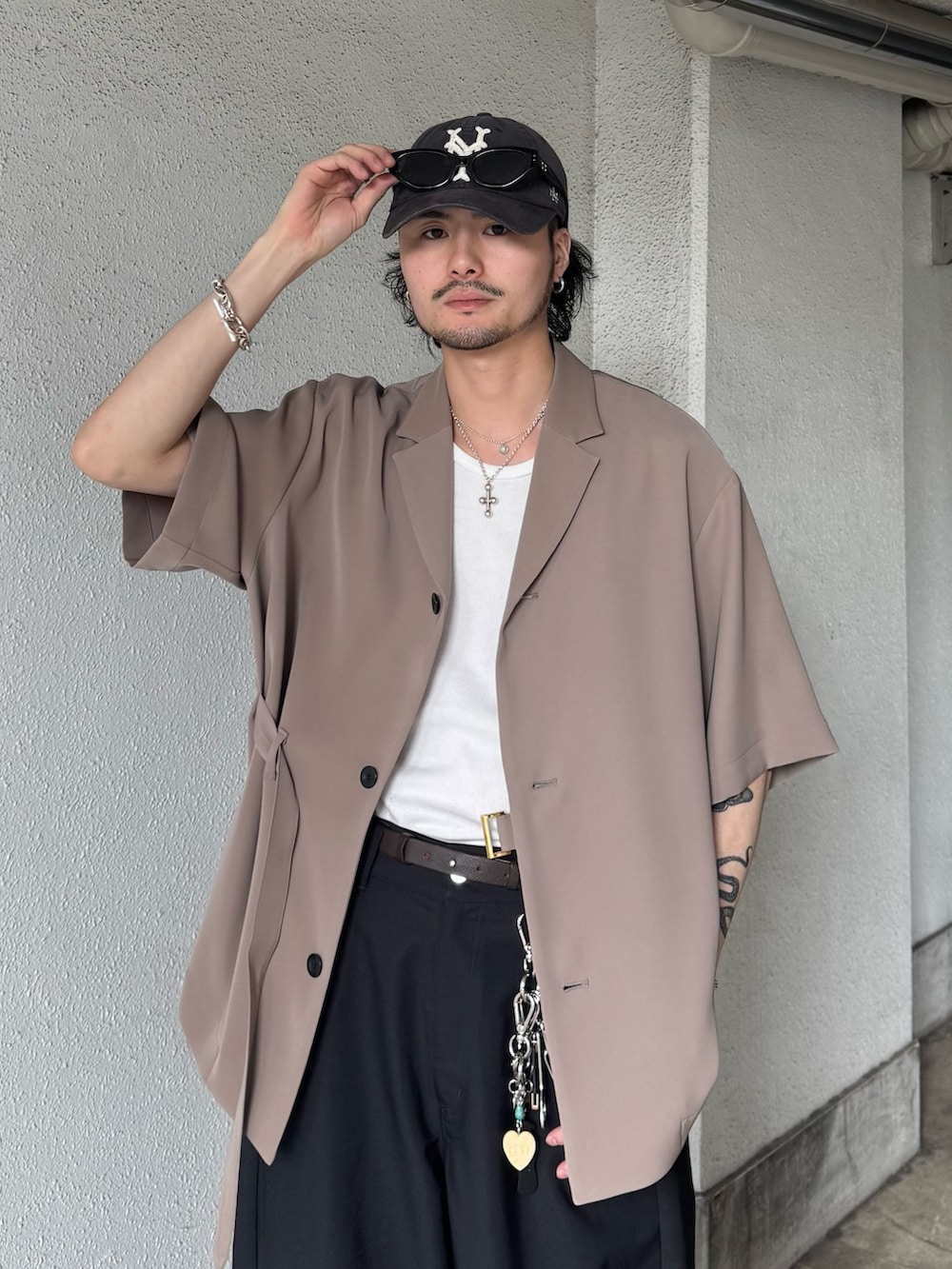 ブラウン系のシャツ/ブラウス、ブラック系のスラックスを着用したメンズの春コーディネートの4枚目の写真