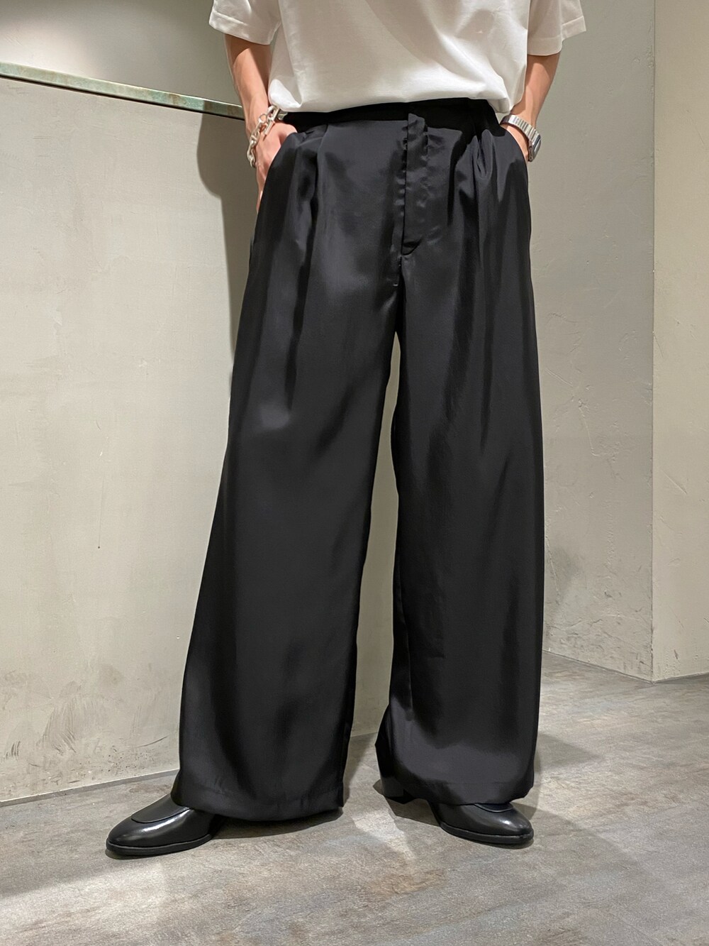 ホワイト系のTシャツ/カットソー、ブラック系のその他パンツ、ブラック系のドレスシューズを着用したメンズの夏コーディネートの5枚目の写真