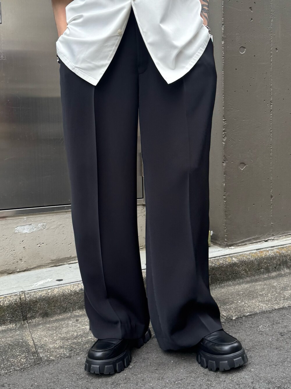 ホワイト系のシャツ/ブラウス、ブラック系のスラックスを着用したメンズの夏コーディネートの5枚目の写真