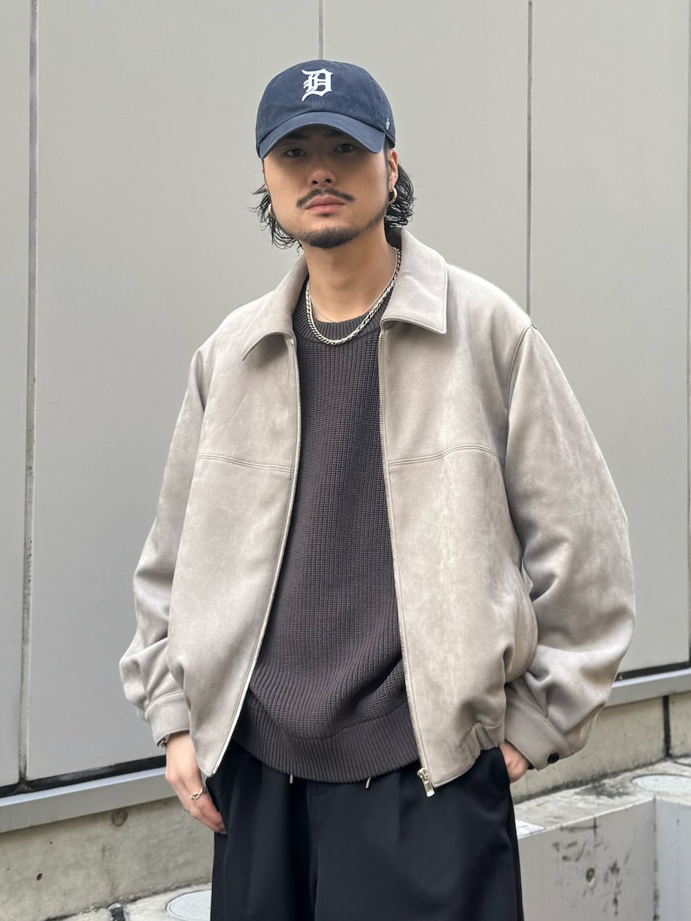 ベージュ系のブルゾン、グレー系のニット/セーター、ブラック系のその他パンツを着用したメンズの冬コーディネートの4枚目の写真