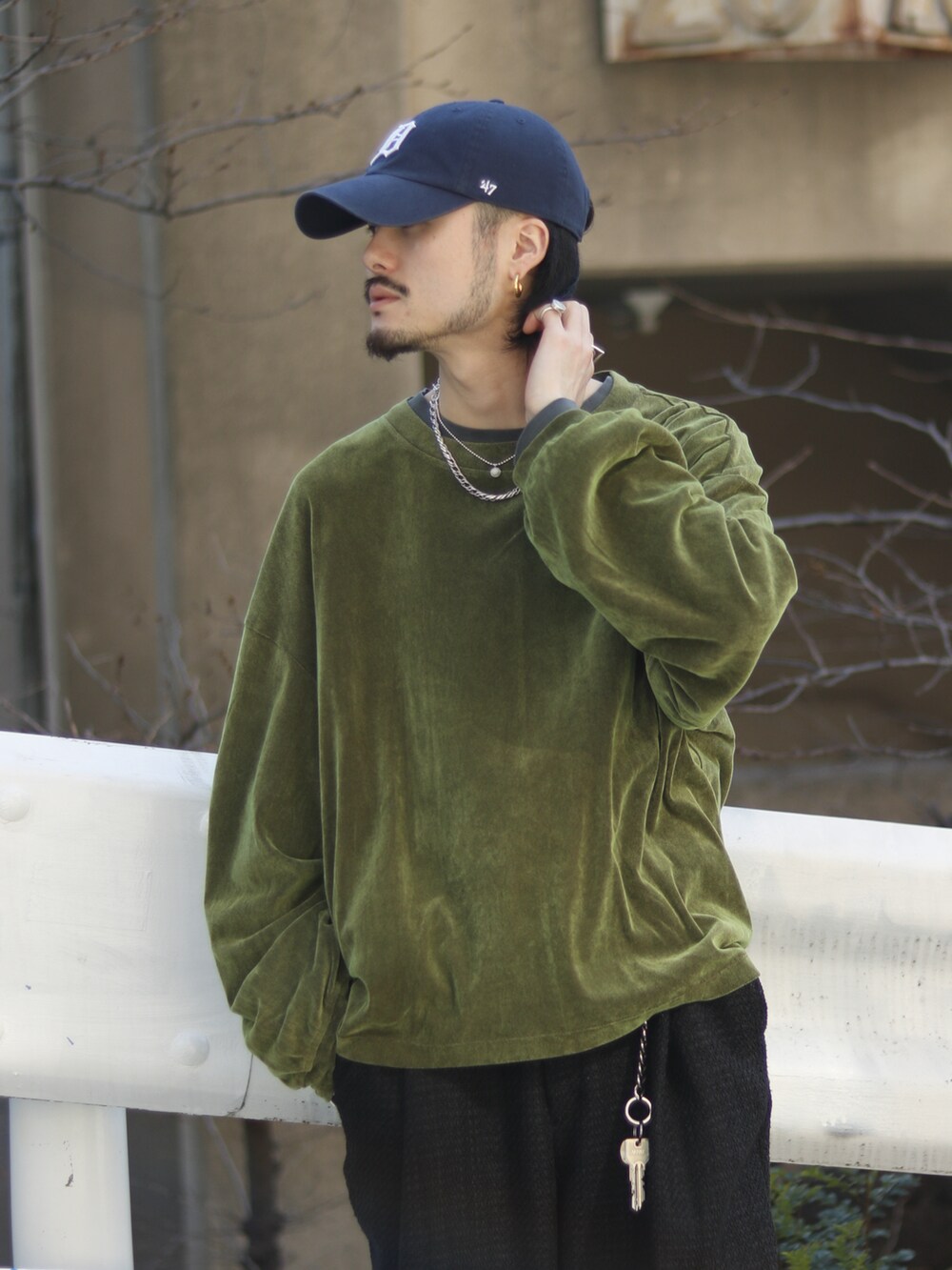 グリーン系のTシャツ/カットソー、グレー系のTシャツ/カットソー、ブラック系のスラックスを着用したメンズの春コーディネートの3枚目の写真