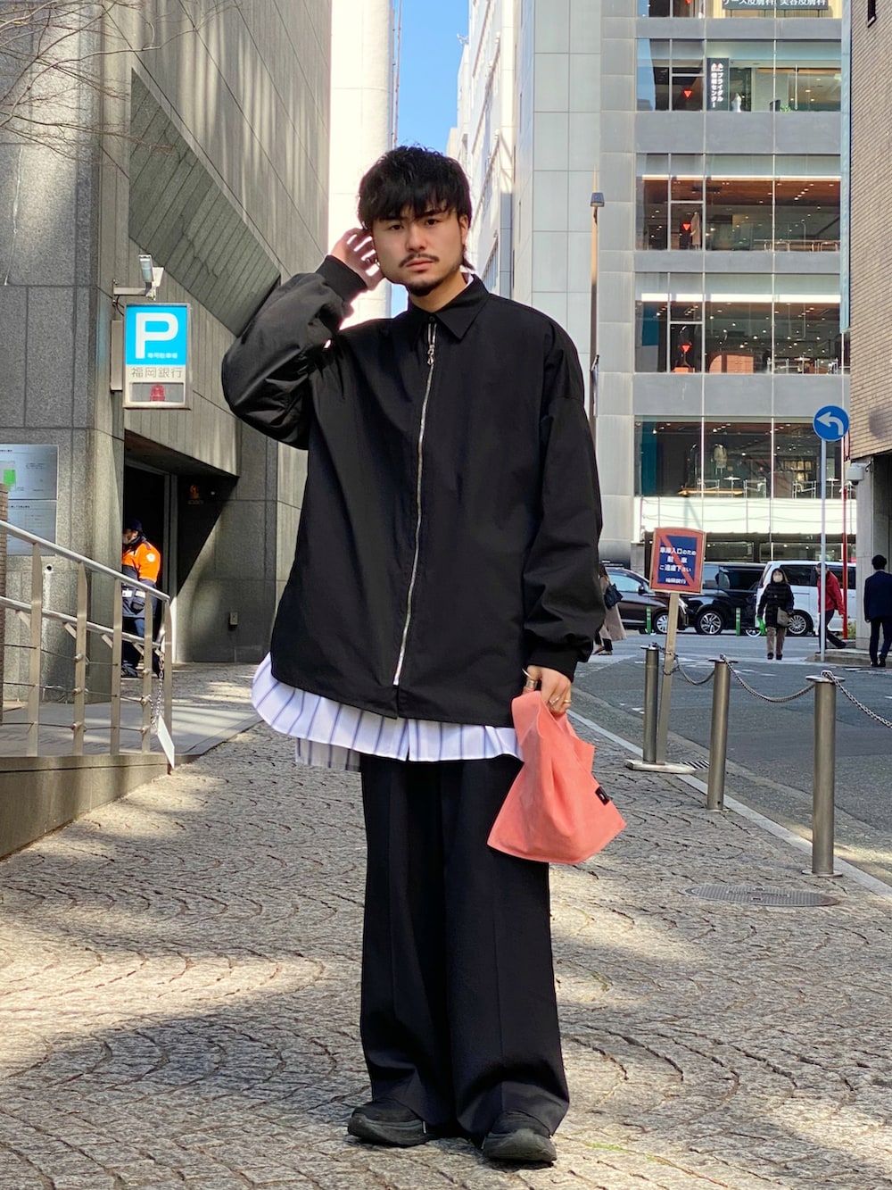 ブラック系のシャツ/ブラウス、ホワイト系のシャツ/ブラウス、ブラック系のスラックスを着用したメンズの春コーディネートの2枚目の写真