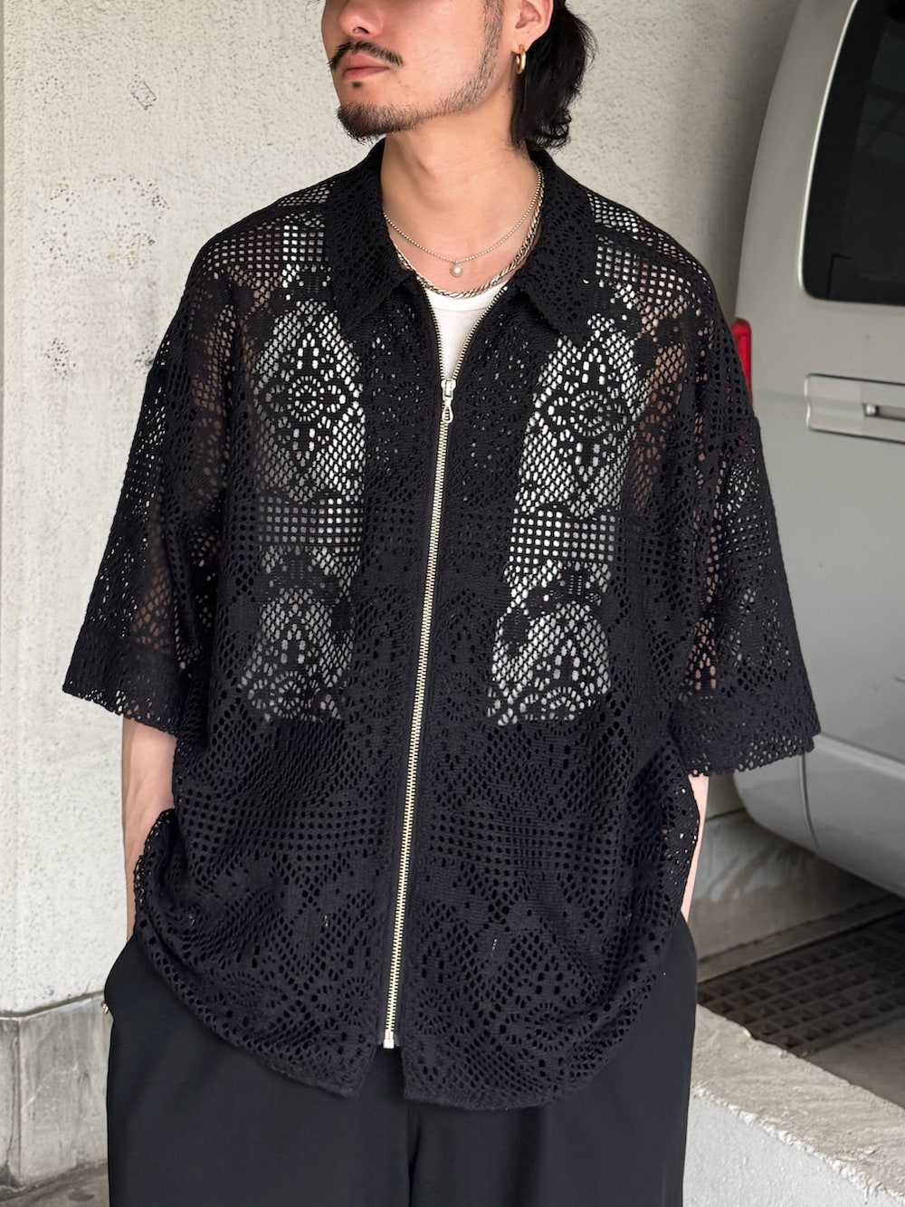 ブラック系のその他パンツ、ブラック系のローファー、ブラック系のシャツ/ブラウスを着用したメンズの春コーディネートの4枚目の写真