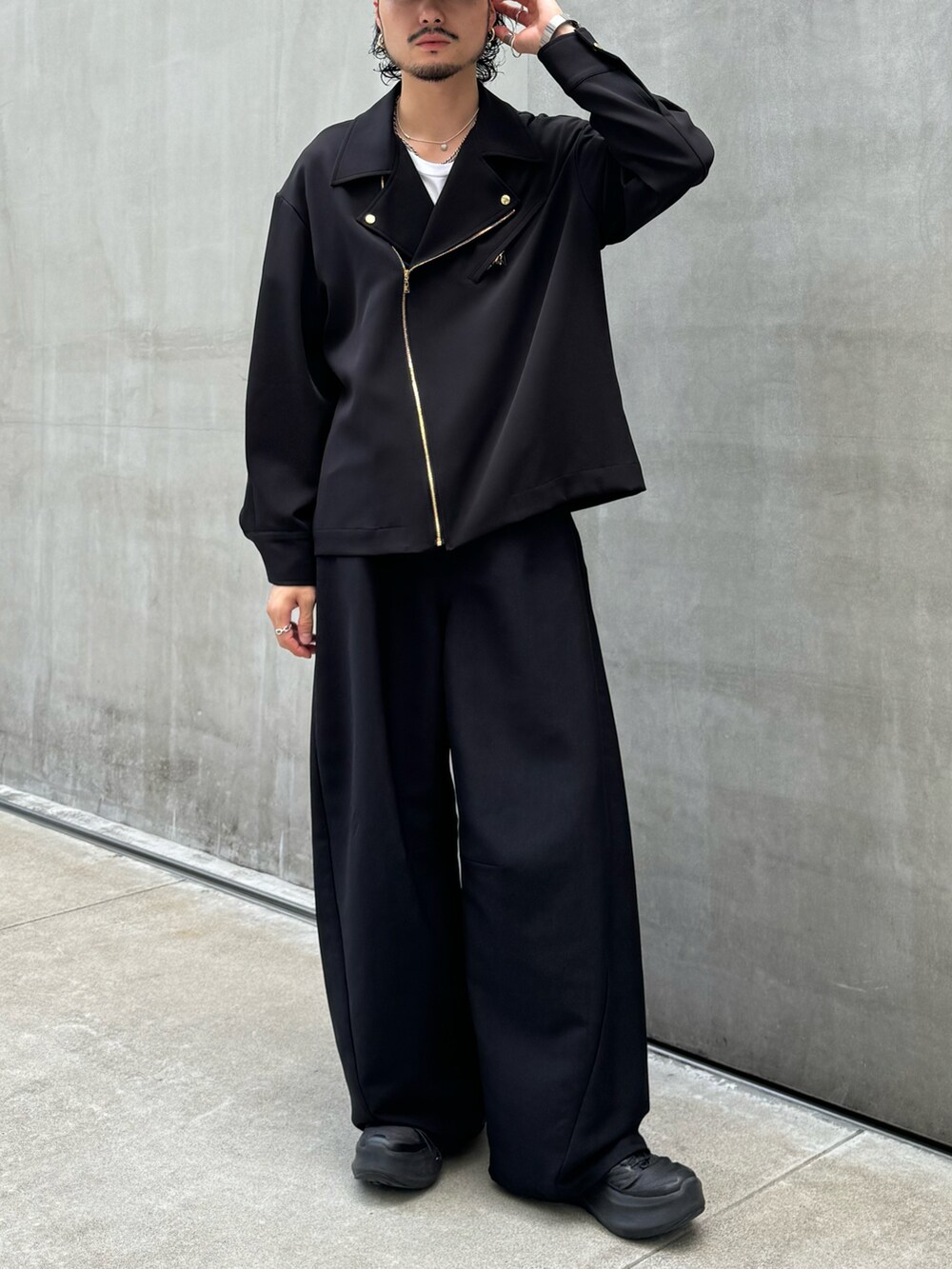 ブラック系のシャツ/ブラウス、ブラック系のパンツを着用したメンズの秋コーディネートの2枚目の写真