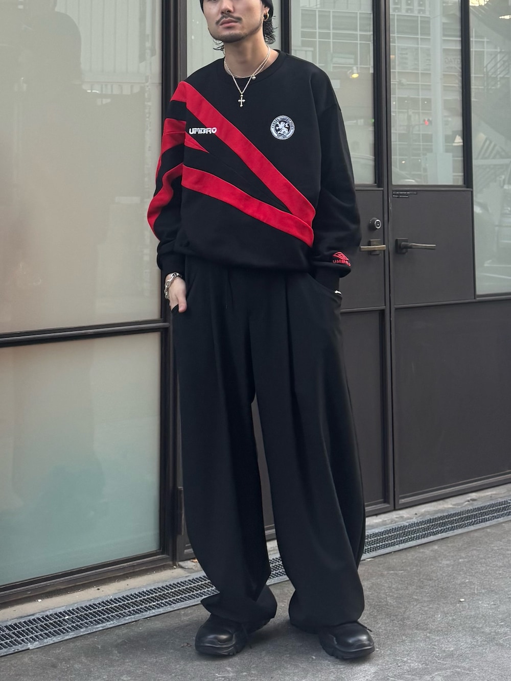 ブラック系のスウェット、ブラック系のスラックス、ブラック系のその他シューズを着用したメンズの秋コーディネートの3枚目の写真