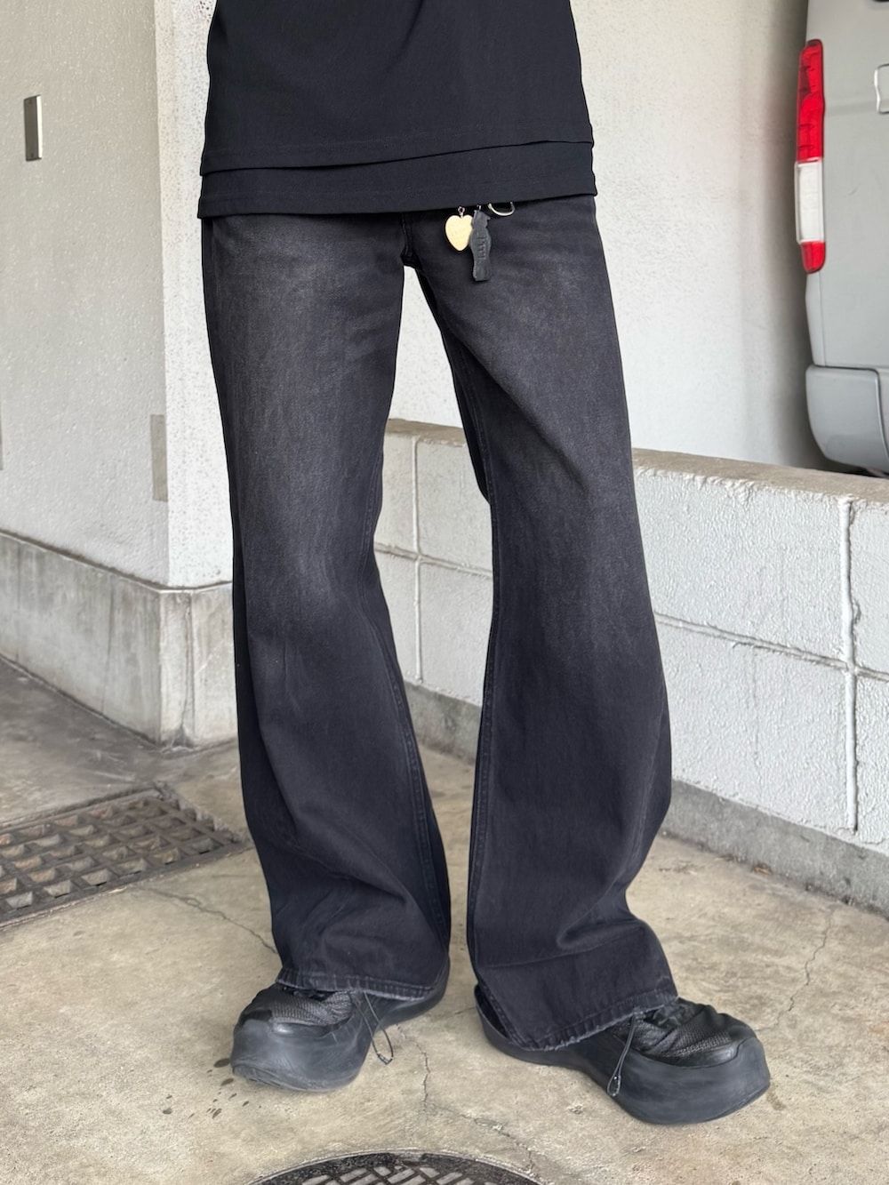 ブラック系のデニムパンツ、ブラック系のTシャツ/カットソーを着用したメンズの春コーディネートの5枚目の写真