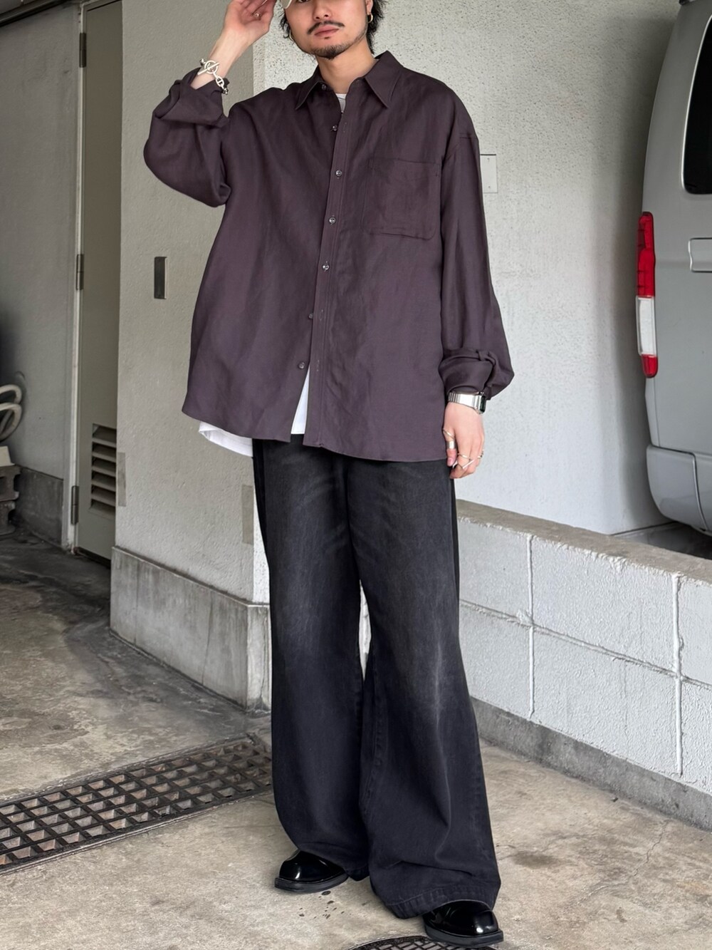 グレー系のシャツ/ブラウス、ブラック系のデニムパンツを着用したメンズの夏コーディネートの3枚目の写真