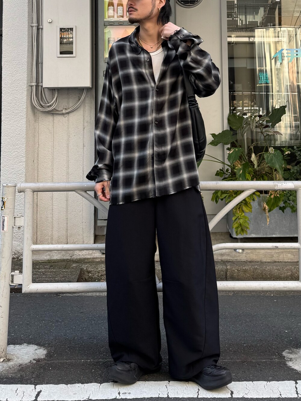 ブラック系のシャツ/ブラウス、ブラック系のショルダーバッグ、ホワイト系のタンクトップを着用したメンズの春コーディネートの2枚目の写真