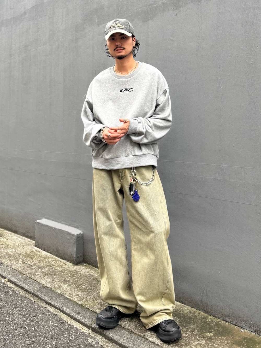 グレー系のTシャツ/カットソー、グリーン系のデニムパンツを着用したメンズの夏コーディネートの2枚目の写真