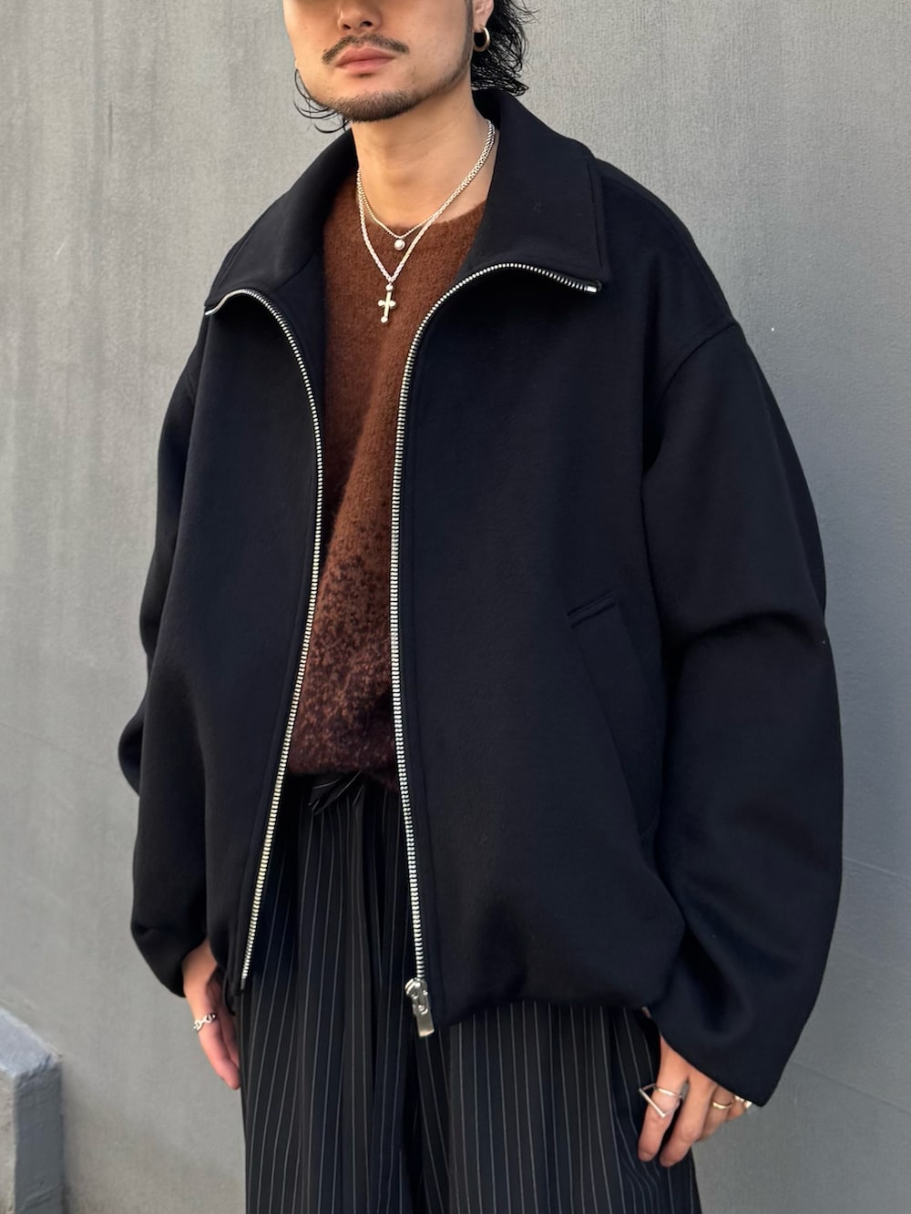 ブラウン系のニット/セーター、ブラック系のその他パンツ、ブラック系のローファーを着用したメンズの秋コーディネートの8枚目の写真