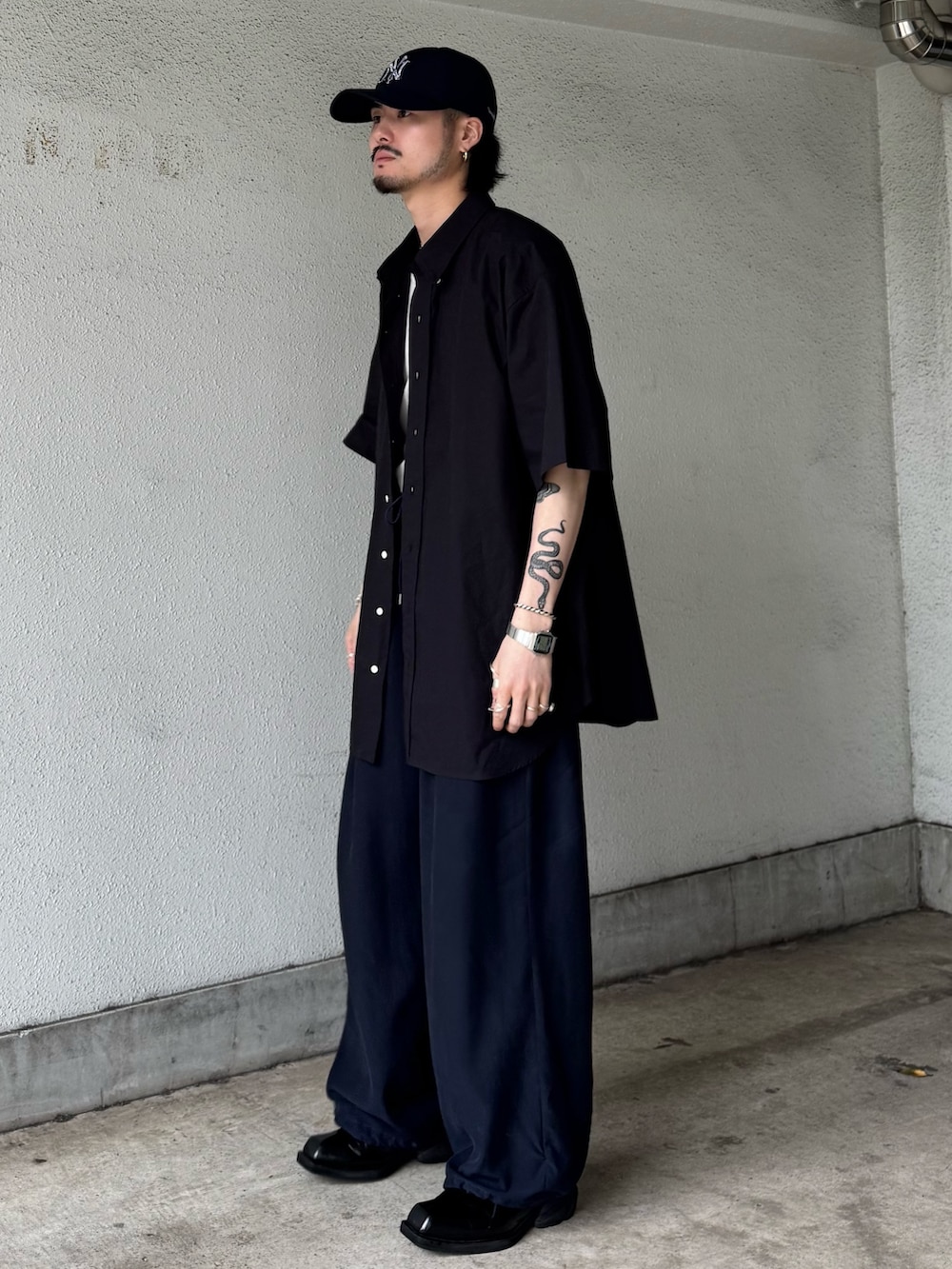 ブラック系のシャツ/ブラウス、ブルー系のその他パンツを着用したメンズの夏コーディネートの3枚目の写真