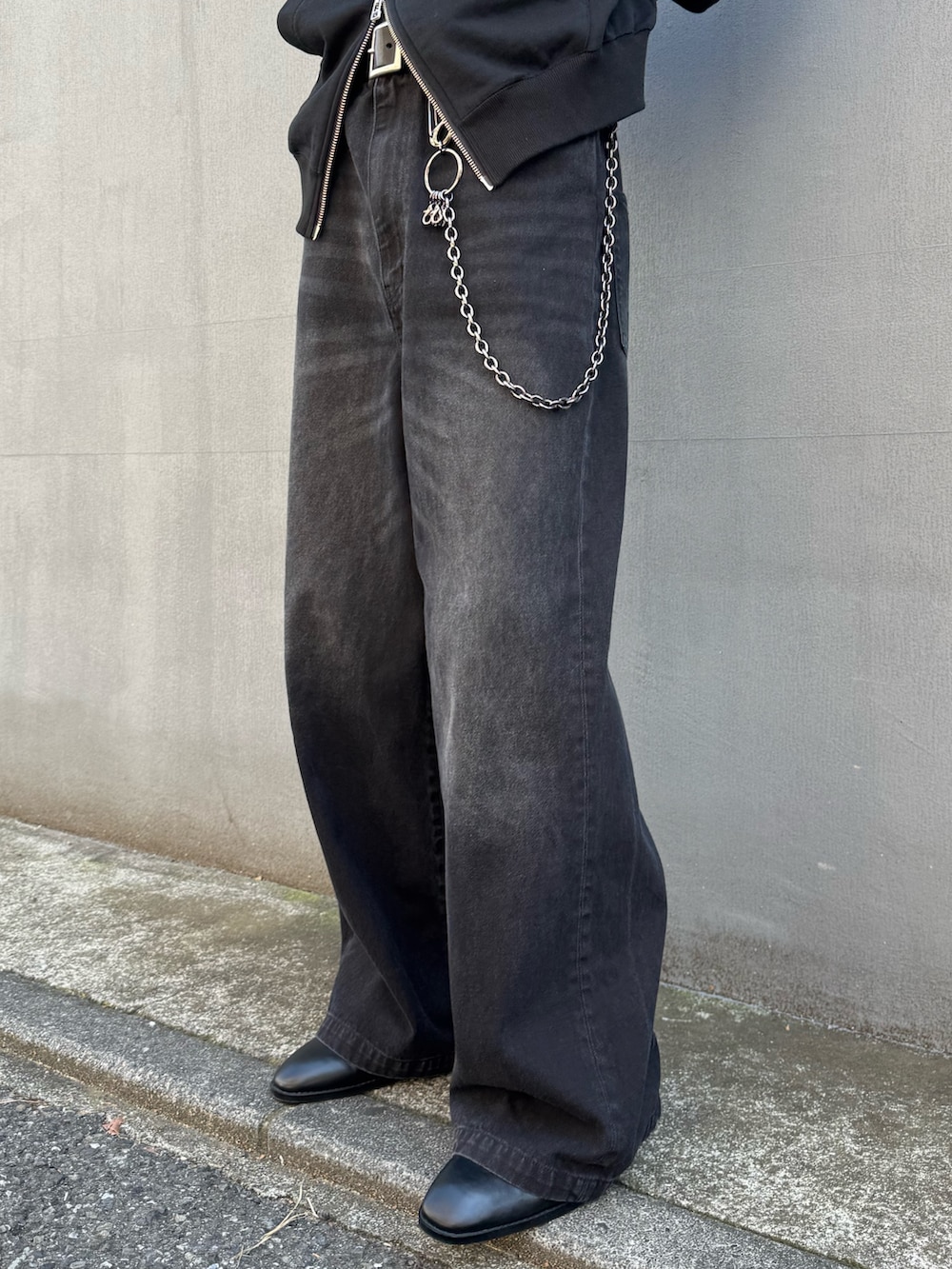 ブラック系のパーカー、ホワイト系のタンクトップ、ブラック系のその他シューズを着用したメンズの春コーディネートの4枚目の写真