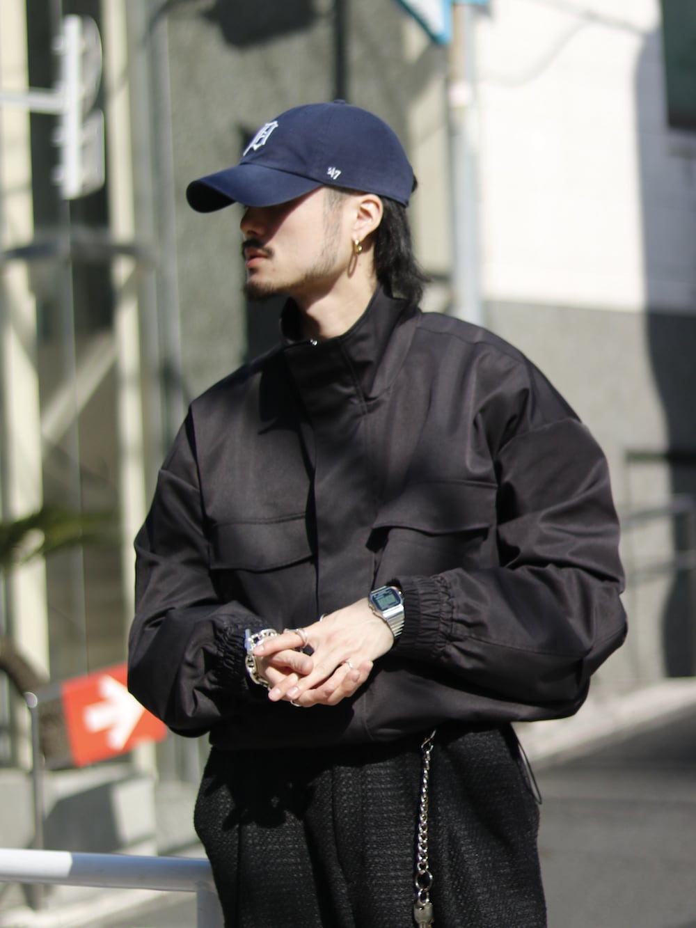 ブラック系のブルゾン、ブラック系のその他パンツを着用したメンズの春コーディネートの2枚目の写真