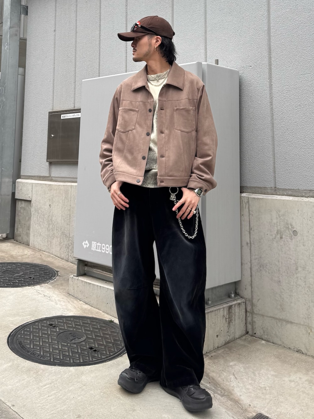 ブラック系のデニムパンツ、グレー系のブルゾン、シルバー系のウォレットチェーンを着用したメンズの春コーディネートの2枚目の写真