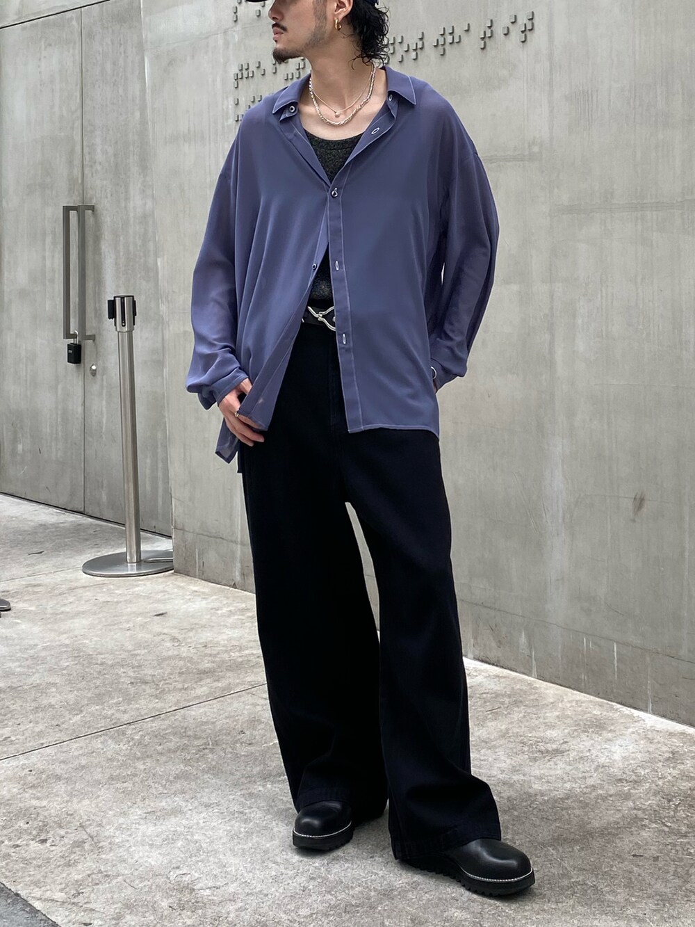 グレー系のシャツ/ブラウス、ブラック系のデニムパンツ、ブラック系のベルトを着用したメンズの春コーディネートの2枚目の写真