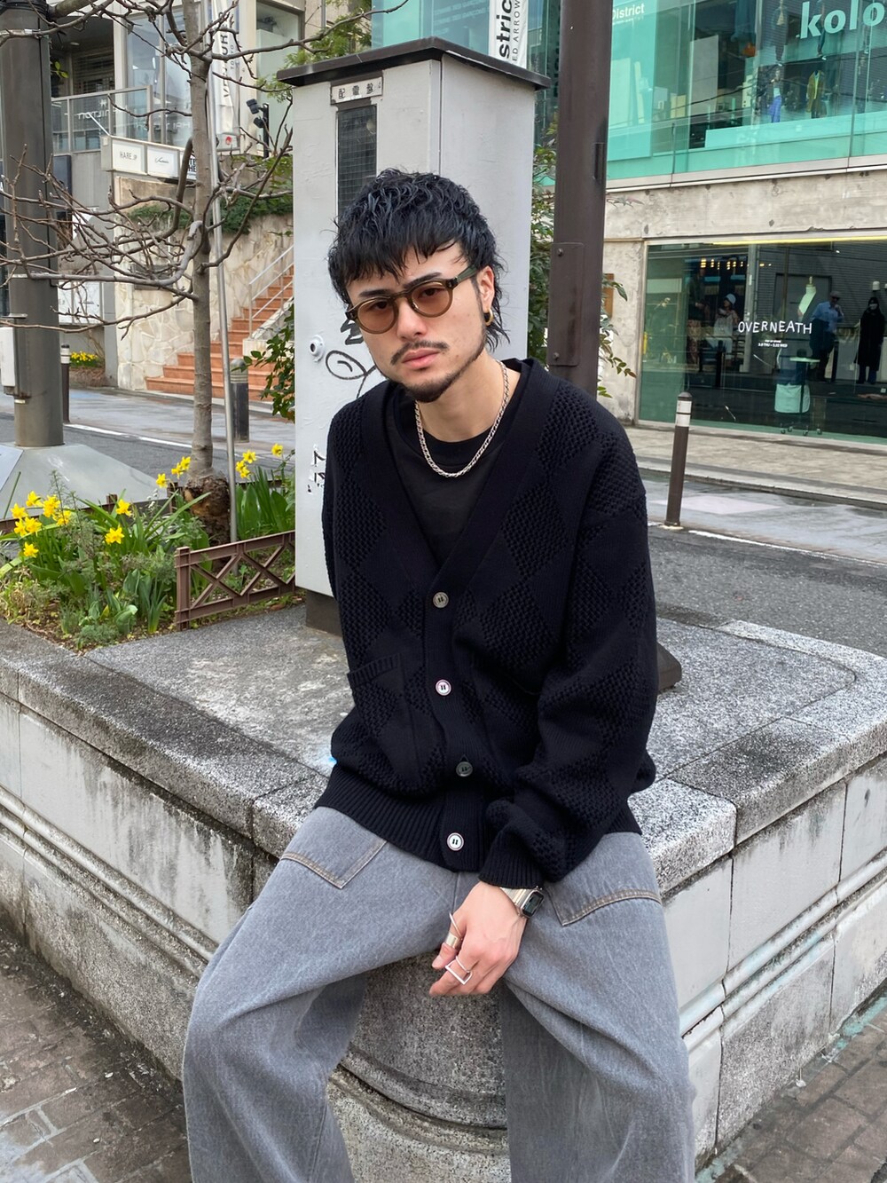 ブラック系のカーディガン/ボレロ、グレー系のデニムパンツ、ブラック系のドレスシューズを着用したメンズの春コーディネートの2枚目の写真