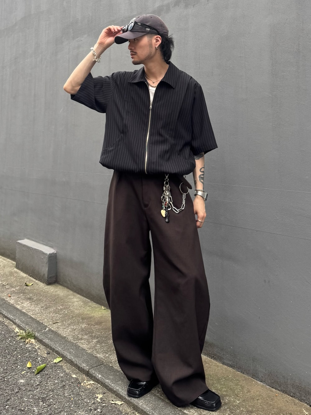 ブラック系のシャツ/ブラウス、グレー系のスラックスを着用したメンズの夏コーディネートの2枚目の写真