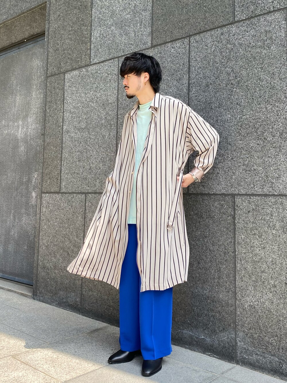 ベージュ系のシャツ/ブラウス、ブルー系のスラックス、ブラック系のドレスシューズを着用したメンズの春コーディネートの3枚目の写真