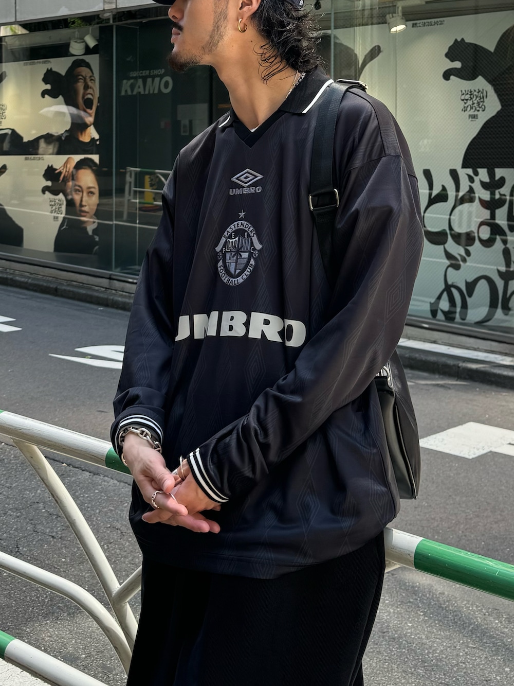 ブラック系のTシャツ/カットソー、ブラック系のその他パンツ、ブラック系のショルダーバッグを着用したメンズの夏コーディネートの2枚目の写真