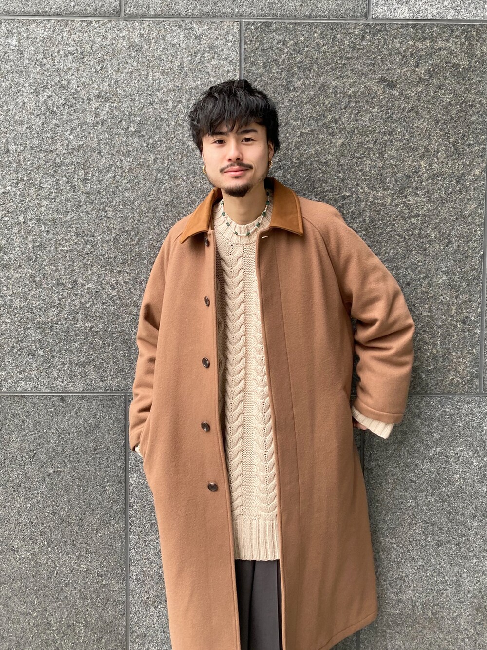 イエロー系のその他アウター、ホワイト系のニット/セーター、グレー系のスラックスを着用したメンズの冬コーディネートの4枚目の写真