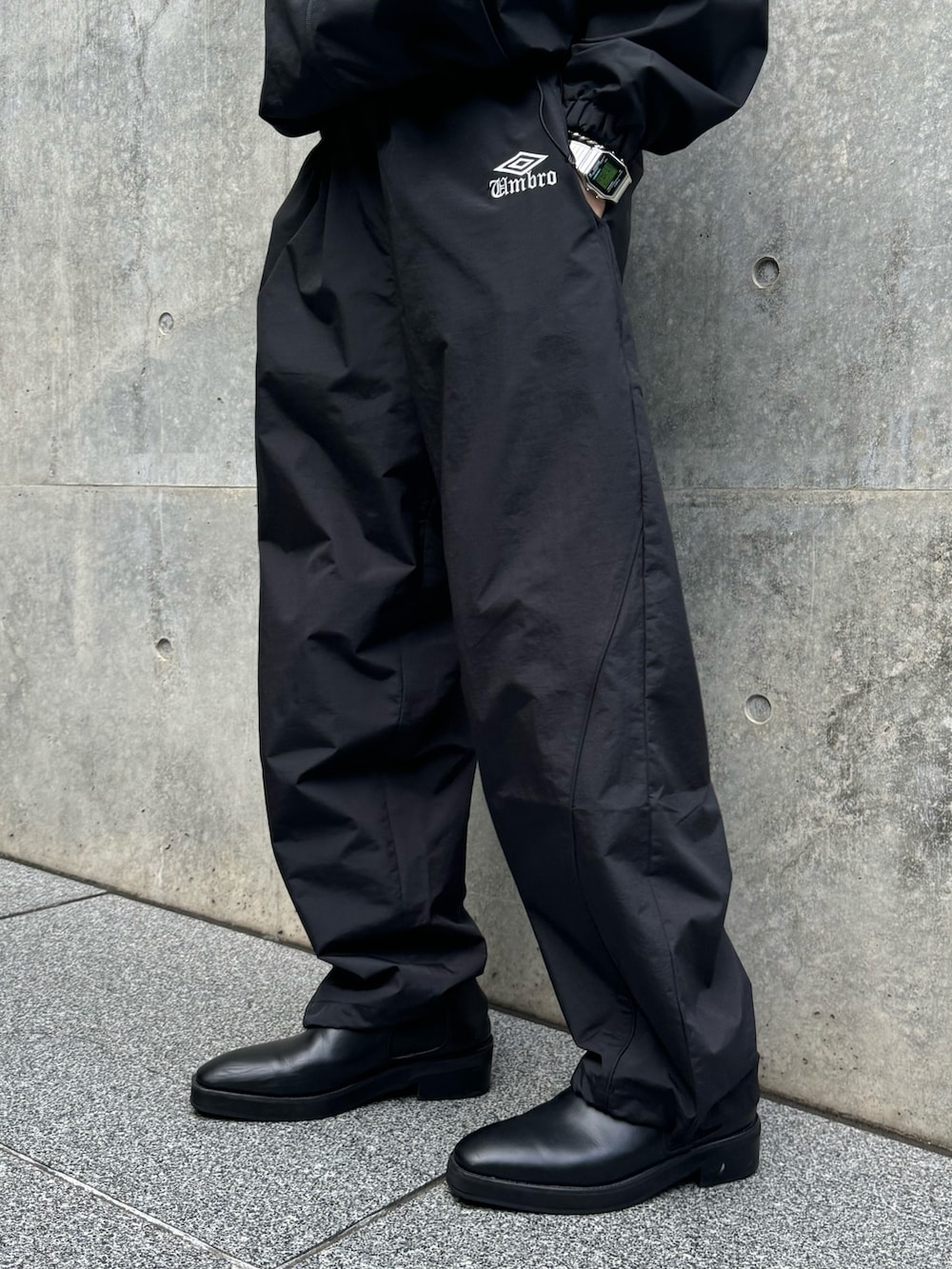 ブラック系のブルゾン、ブラック系のその他パンツを着用したメンズの夏コーディネートの5枚目の写真