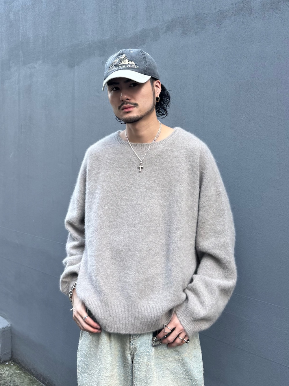 ブラウン系のニット/セーター、ブルー系のデニムパンツ、ブラック系のその他シューズを着用したメンズの秋コーディネートの4枚目の写真