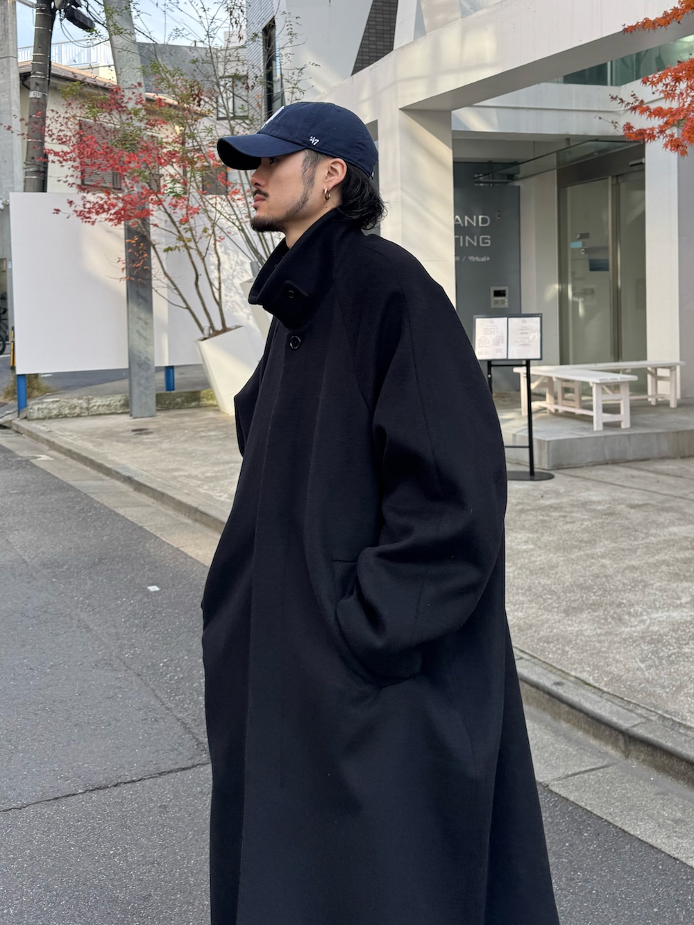 ブラック系のその他アウター、ブラック系のその他パンツ、ブラック系のブーツを着用したメンズの冬コーディネートの3枚目の写真