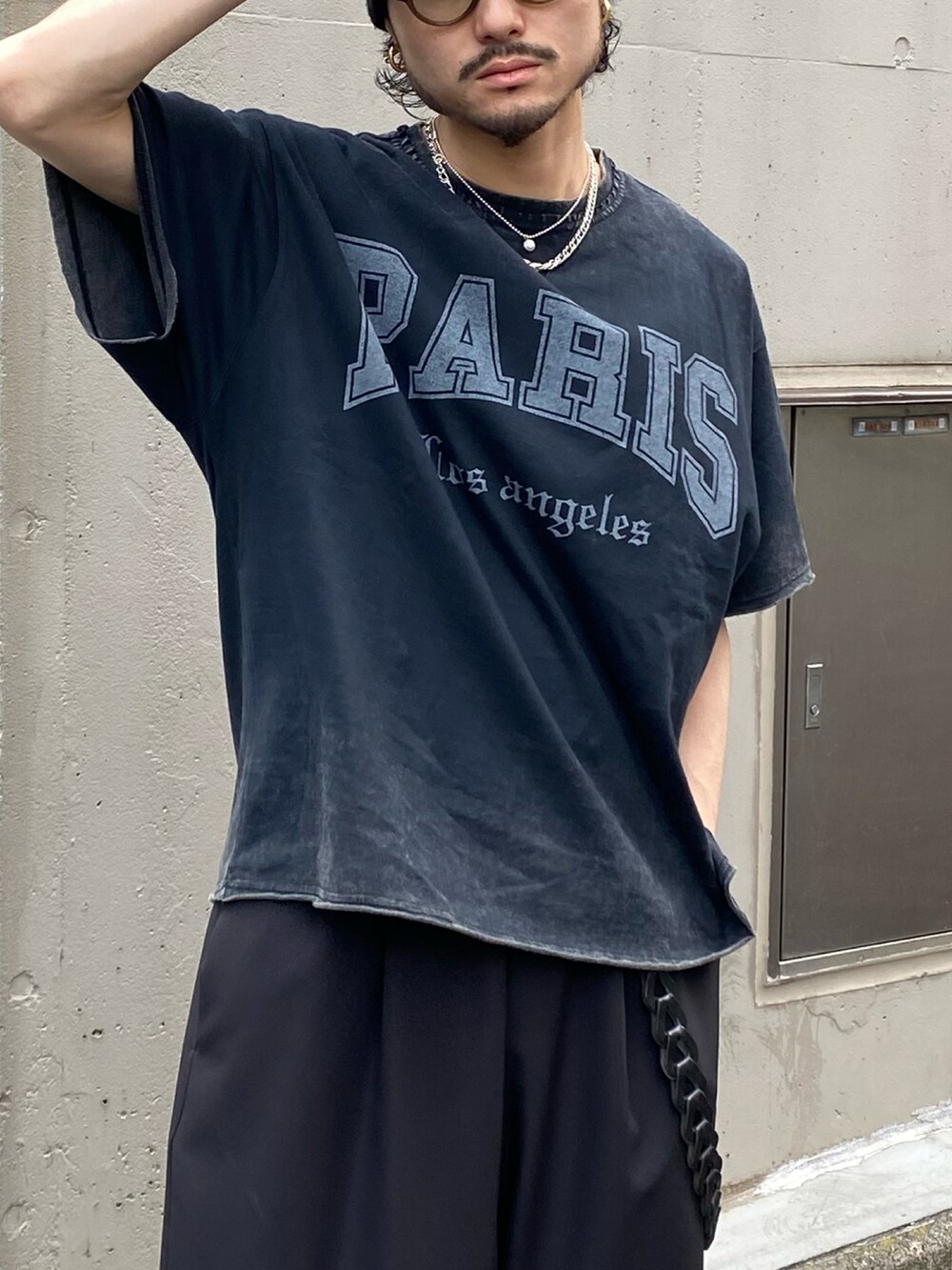 ブラック系のTシャツ/カットソー、ブラック系のその他パンツを着用したメンズの春コーディネートの2枚目の写真