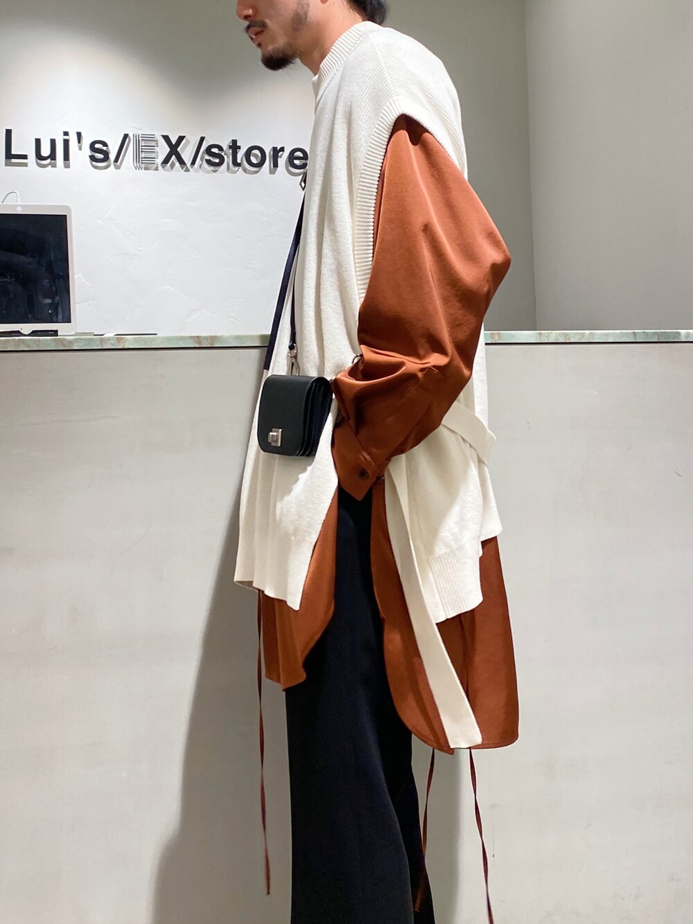 ホワイト系のベスト、ブラウン系のシャツ/ブラウス、ブラック系のスラックスを着用したメンズの春コーディネートの4枚目の写真